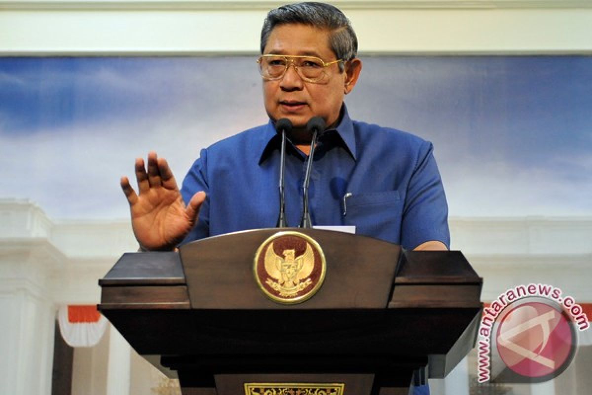 President Susilo Bambang Yudhoyono gets Lifetime Achievement Award from Hipmi