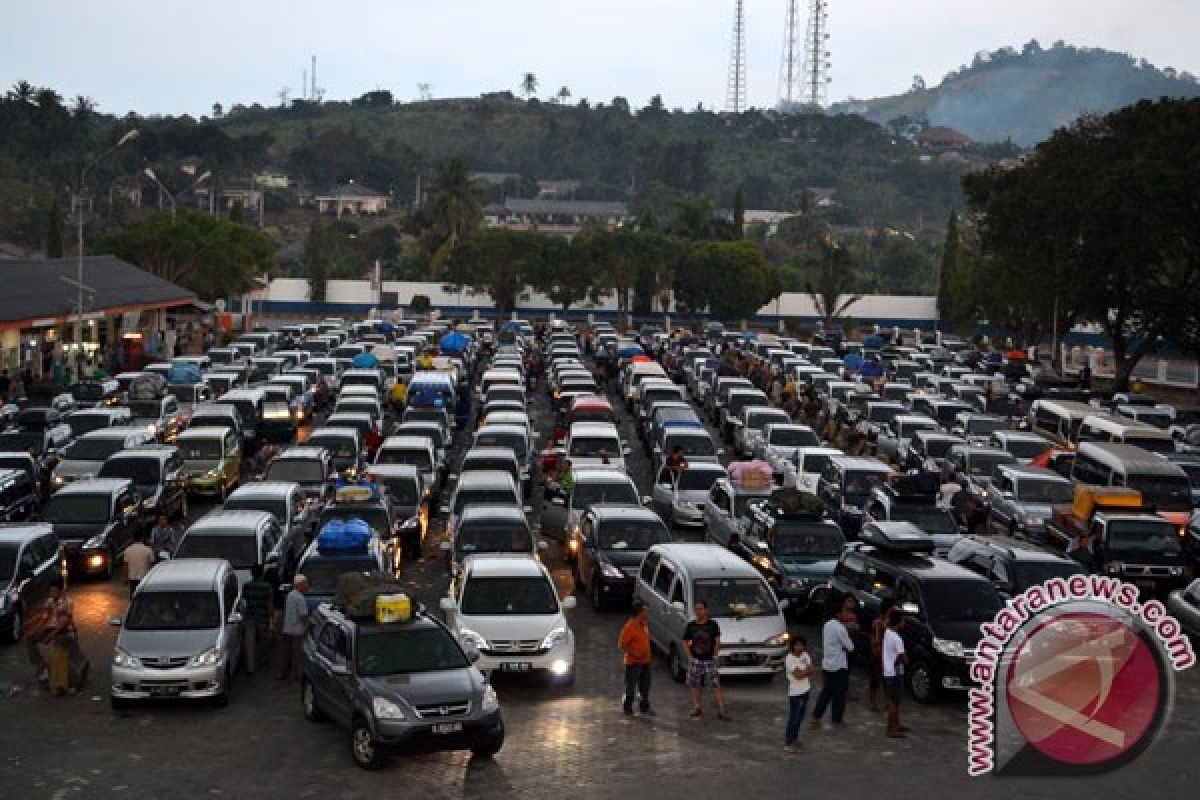 Traffic jam extends 3 km along Trans-Sumatra highway