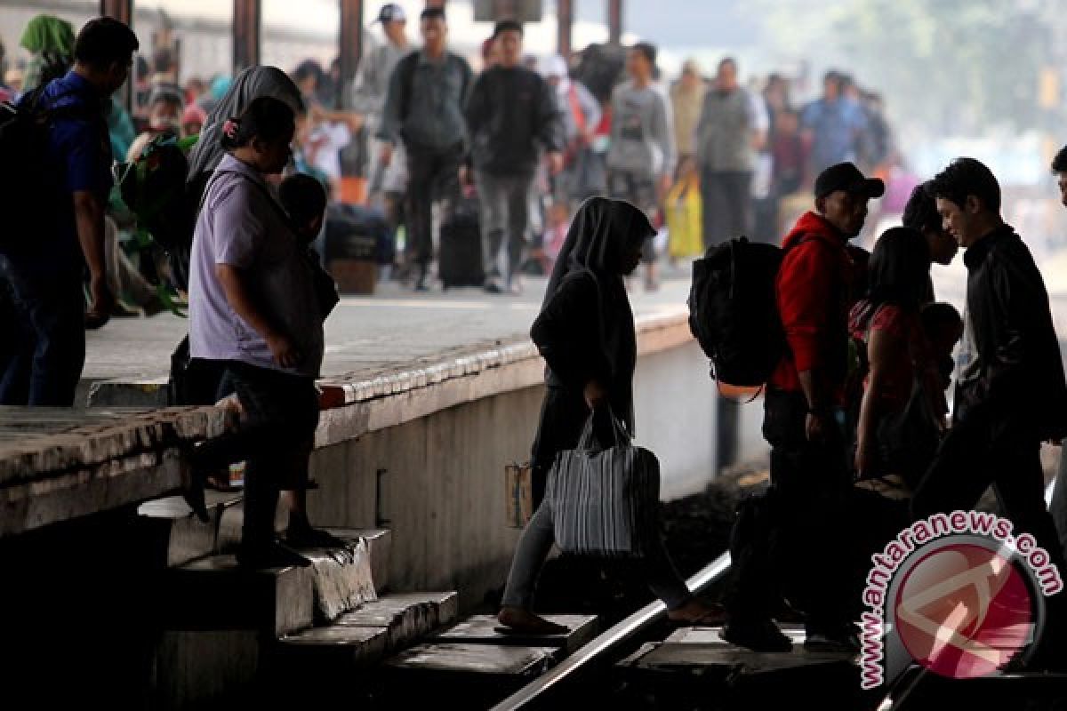 Besok puncak arus mudik kereta dari Bandung