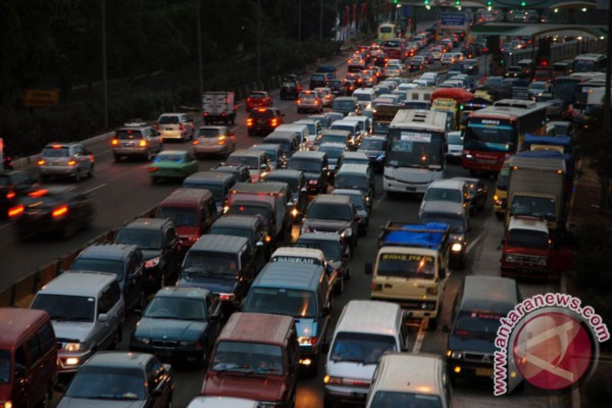 Gerbang Tol Cileunyi ramai dilalui pemudik