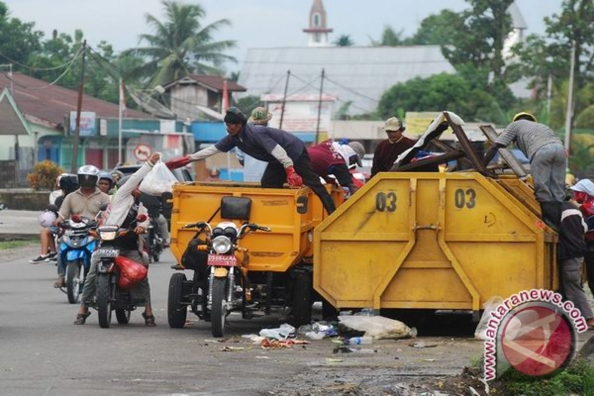 Warga Mukomuko Keluhkan Bau Busuk Tumpukan Sampah