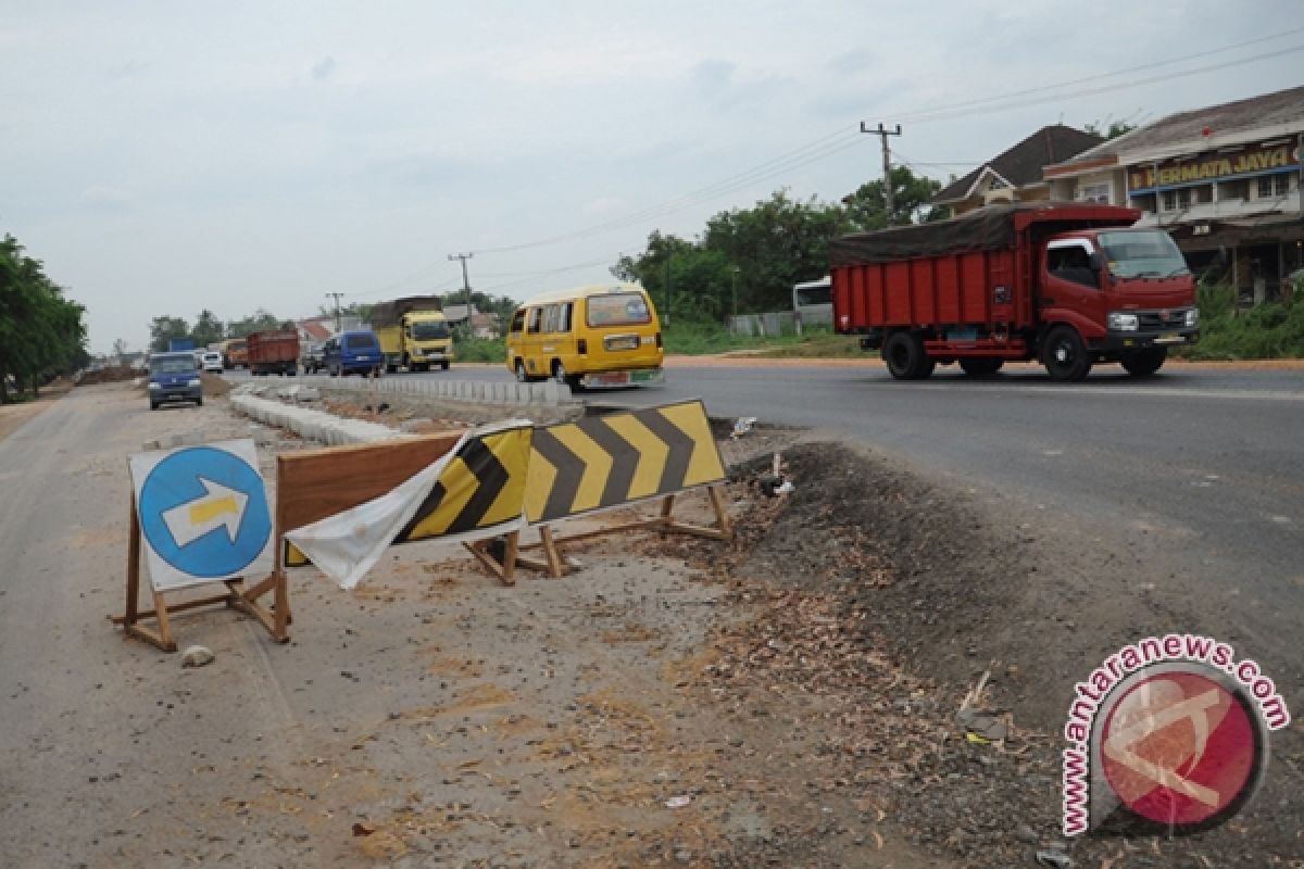 Jalan lintas Sumatera Bakauheni Lamsel ambrol