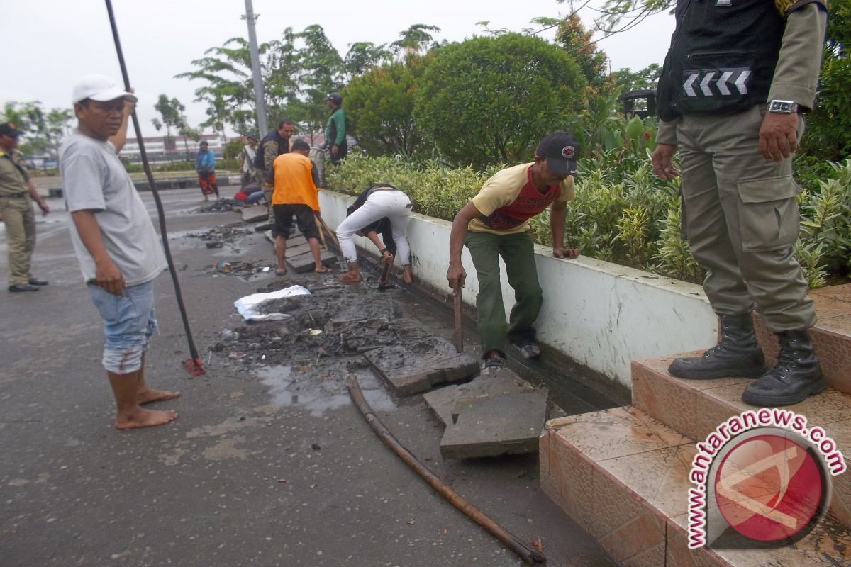 Puluhan PKL Gotong-royong Bersihkan Taman Alun-alun Kapuas Pontianak