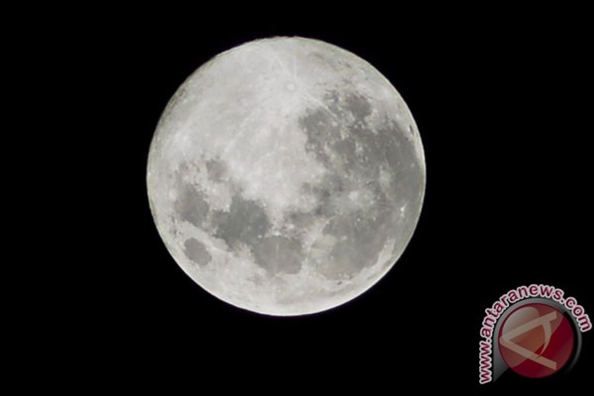 Malam ini fenomena "Supermoon" melintasi Indonesia