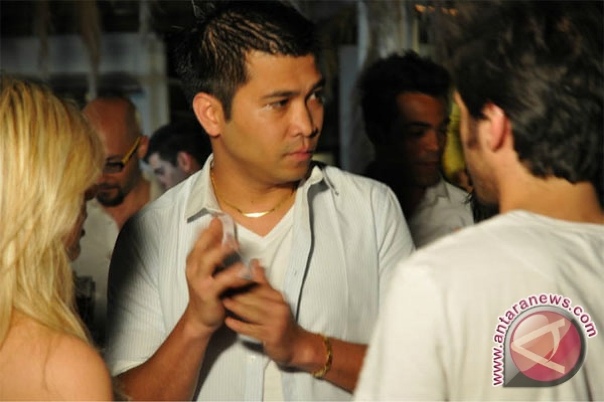 Penyanyi Indonesia Michael Manurung awali debutnya di Italia