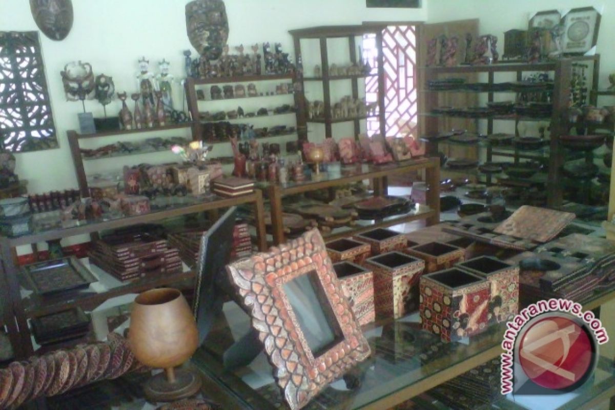 Perajin batik kayu Bantul tambah pajangan kerajinan