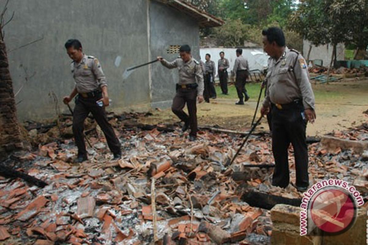 Puluhan santri rusak rumah di Bangkalan