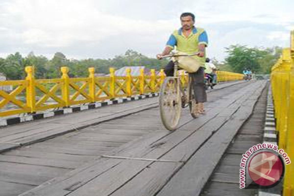 Kontraktor Enggan Perbaiki Jembatan Kayu