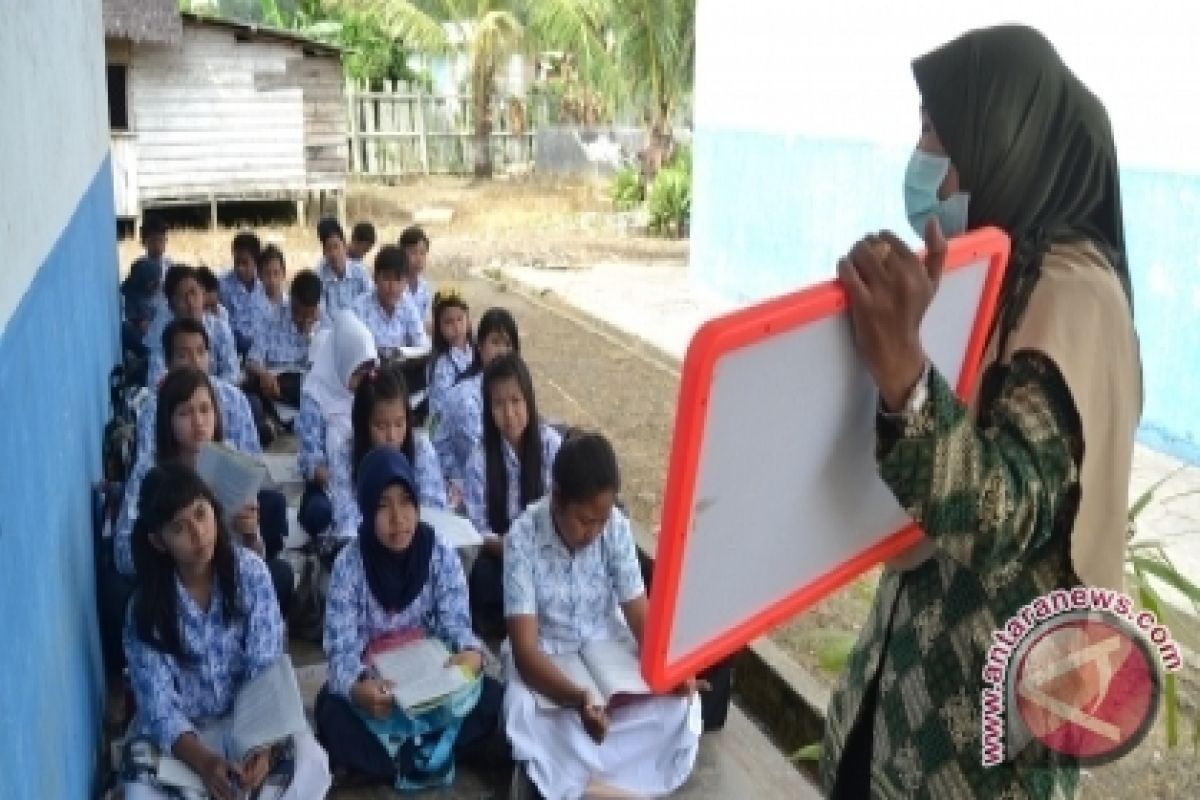 Pelajar Kutai Belajar di Halaman Sekolah 