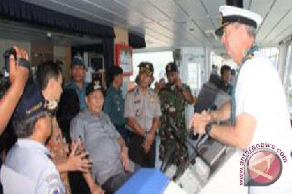 Kapal perang Australia singgah di Bitung