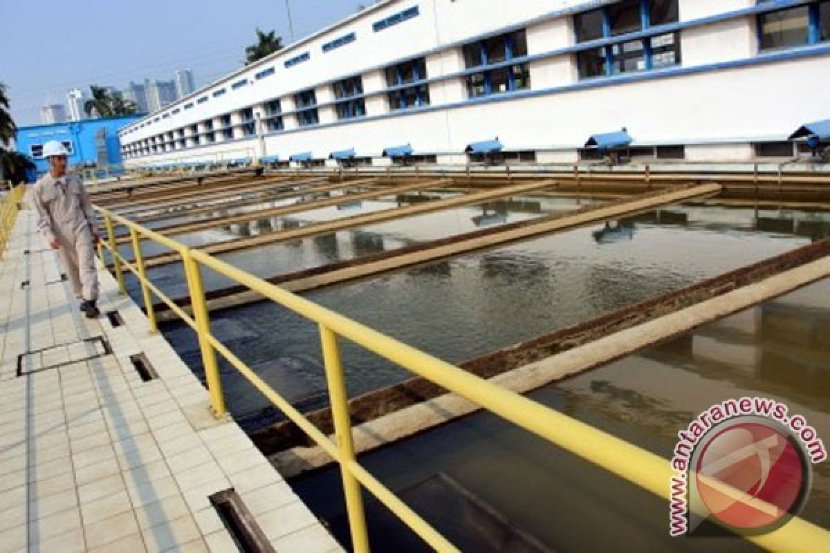 PDAM Bekasi hentikan produksi karena air baku tercemar solar
