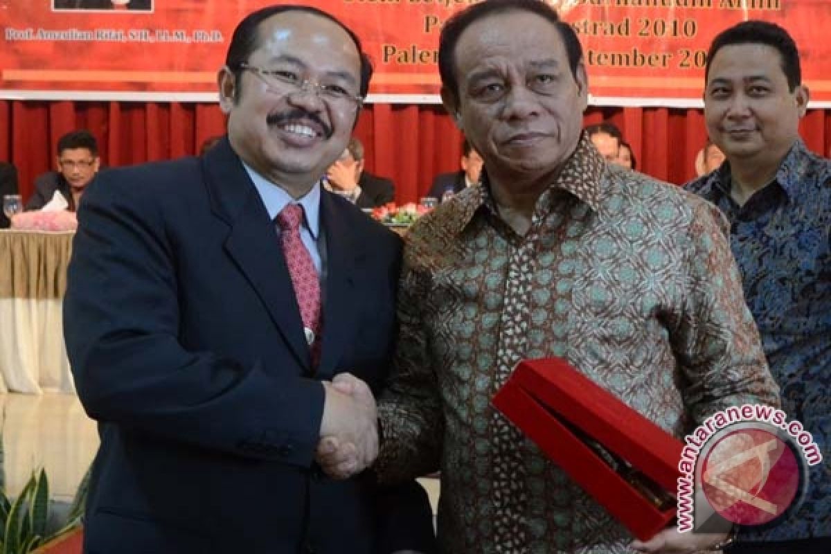 Mantan Pangkostrad itu sulit tinggalkan sarung 