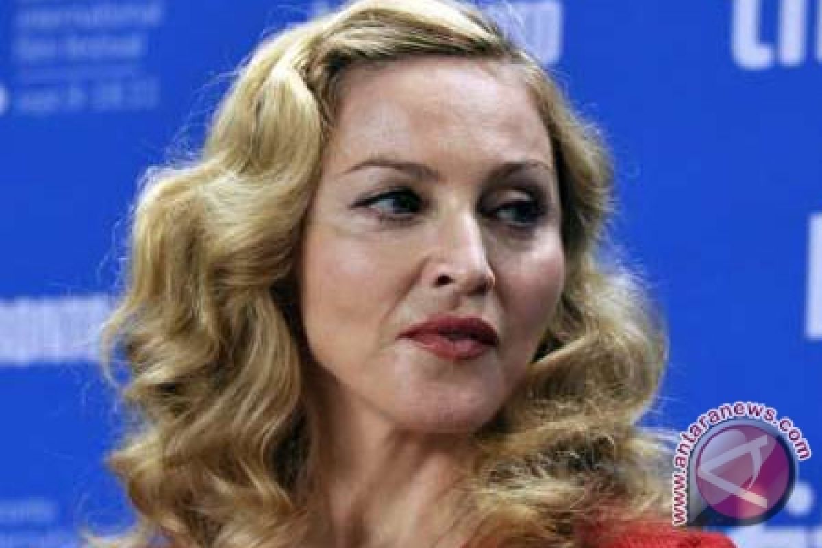 Madonna buka baju pamerkan dukungan pada obama