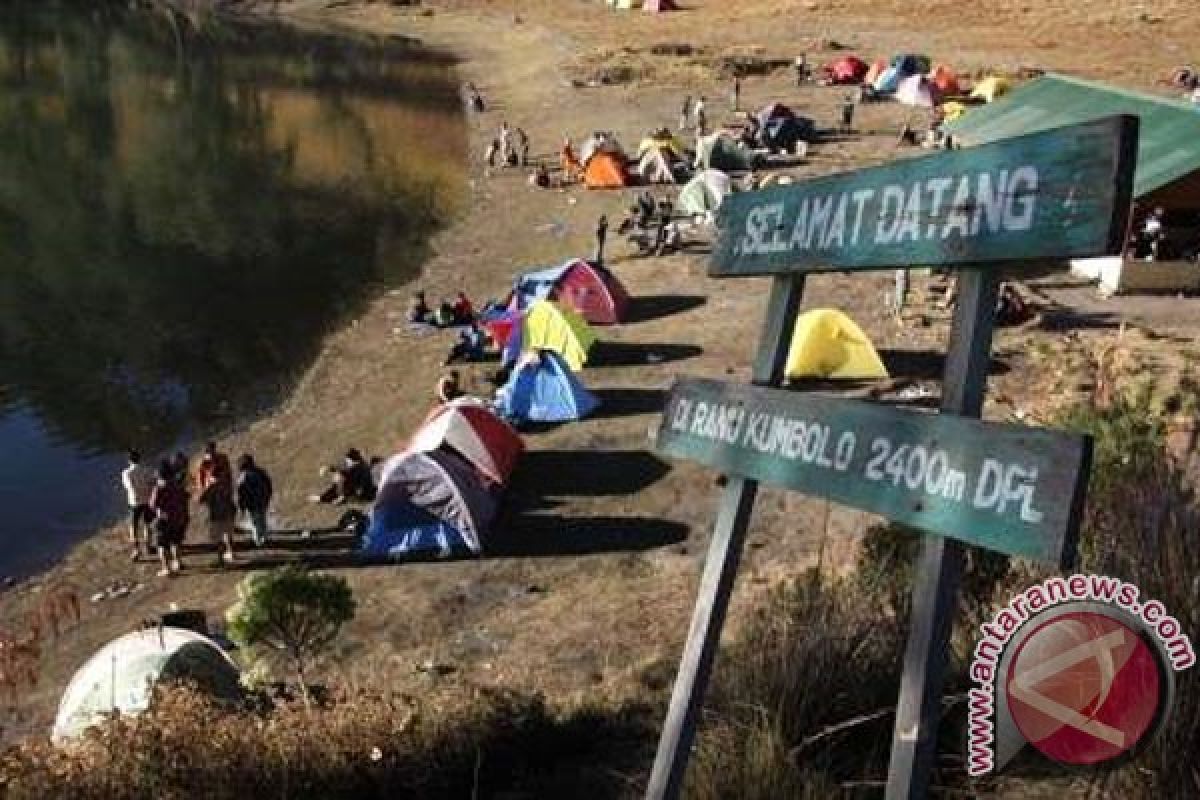 TNBTS-relawan bersihkan gulma kiambang di danau Gunung Semeru