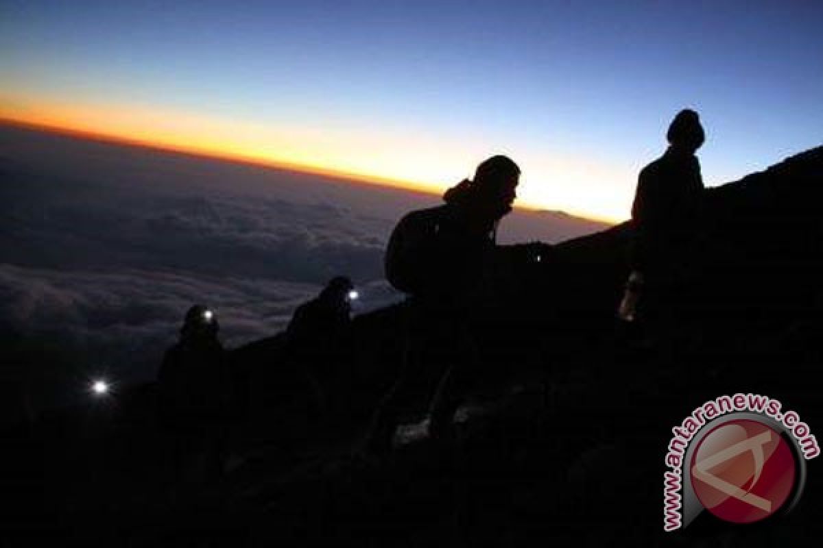 Ratusan pendaki rayakan Tahun Baru 2013 di Semeru