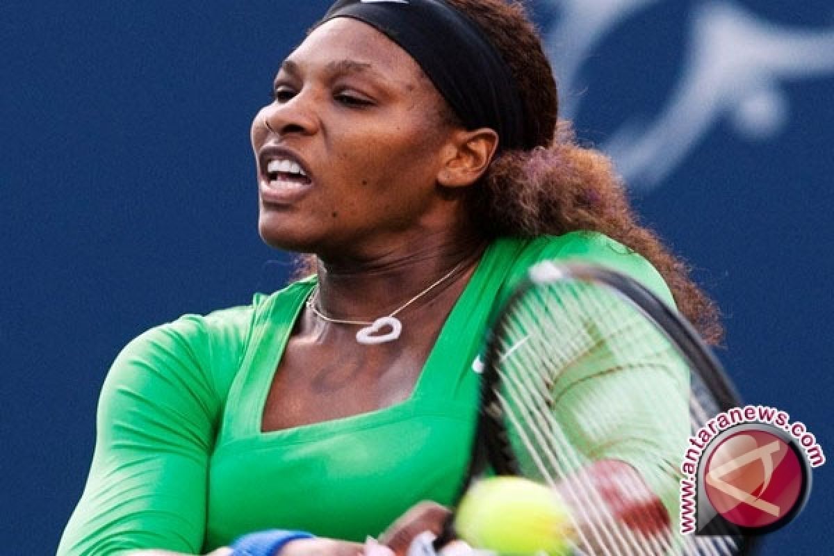 Serena menang pada laga pertama sebagai peringkat pertama dunia
