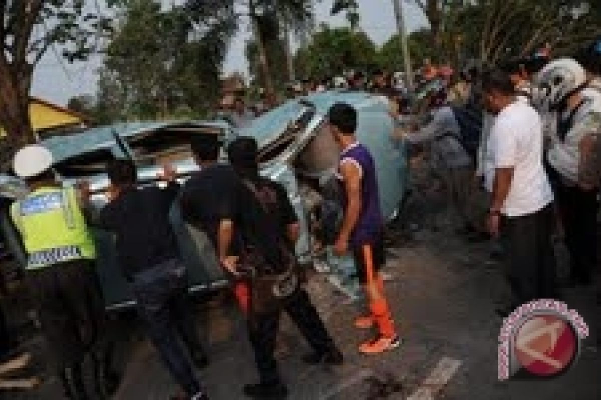 Peserta pawai 1 Muharram tertabrak mobil