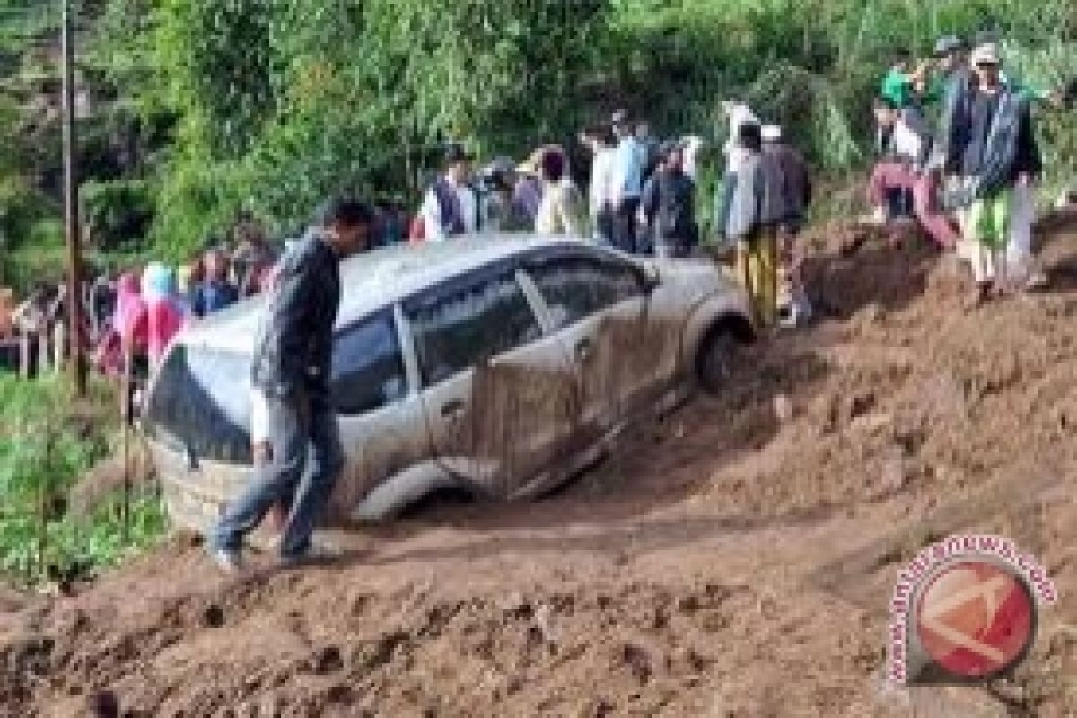 Jalan alternatif Pagaralam-Lahat putus tertimbun longsor