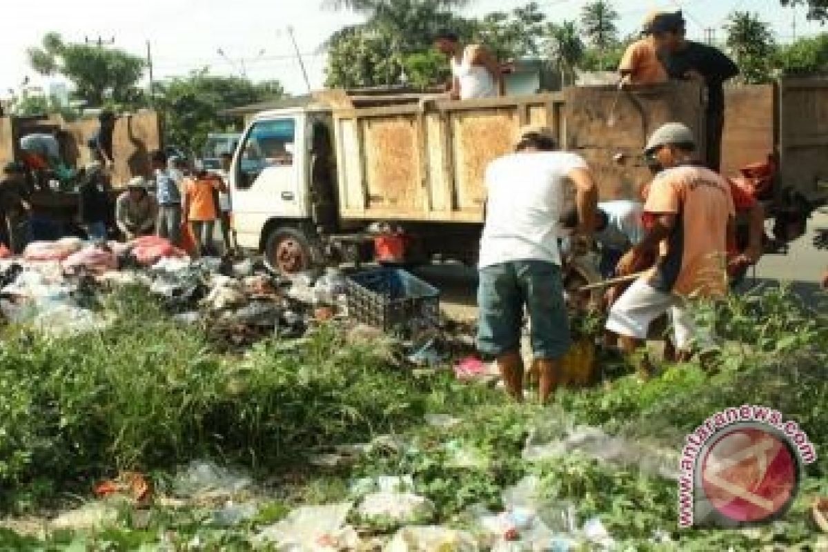 DLH OKU operasikan truk pengangkut sampah 