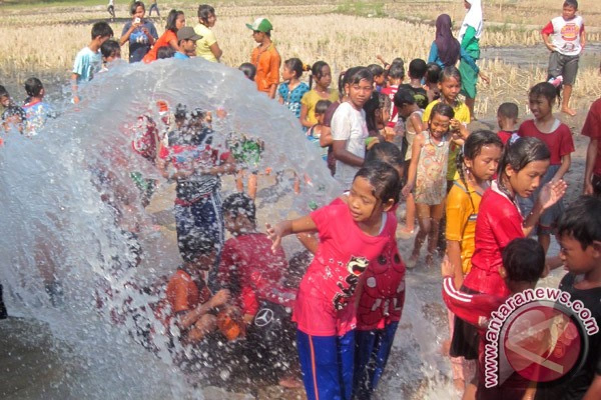 Ribuan orang ikut Mandi Safar di Riau