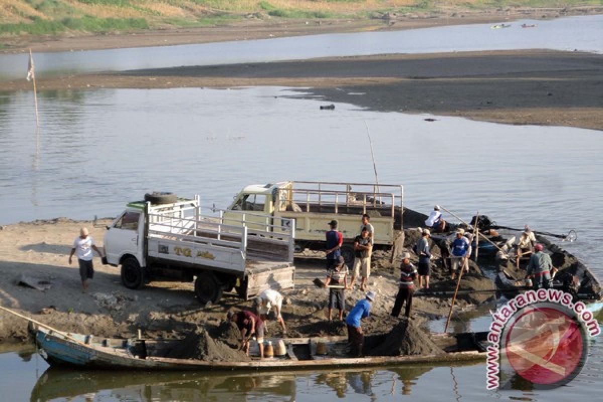 Debit Sungai Serayu turun 50 persen