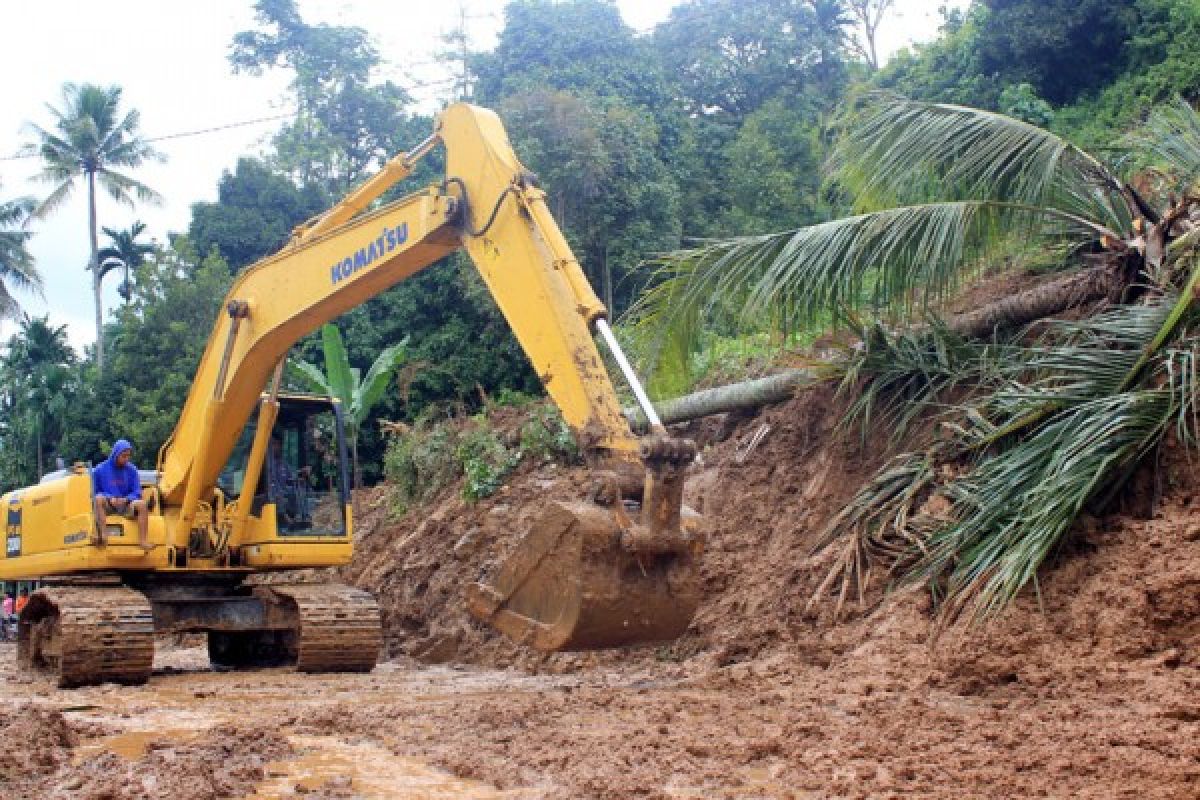 Antisipasi Longsor Ketika Arus Mudik, Pemprov Sumbar Siapkan 61 Alat Berat