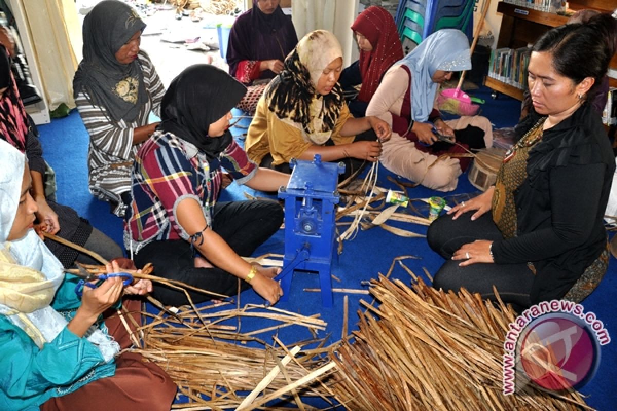 Pasar Kerajinan Eceng Gondok Diharapkan Cerah