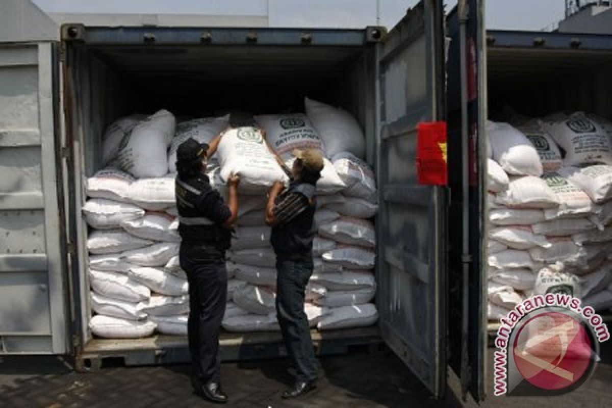 NTT government distributes 4,900 tons of fertilizer to farmers
