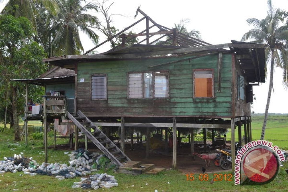 Angin Puting Beliung Terbangkan Atap Rumah