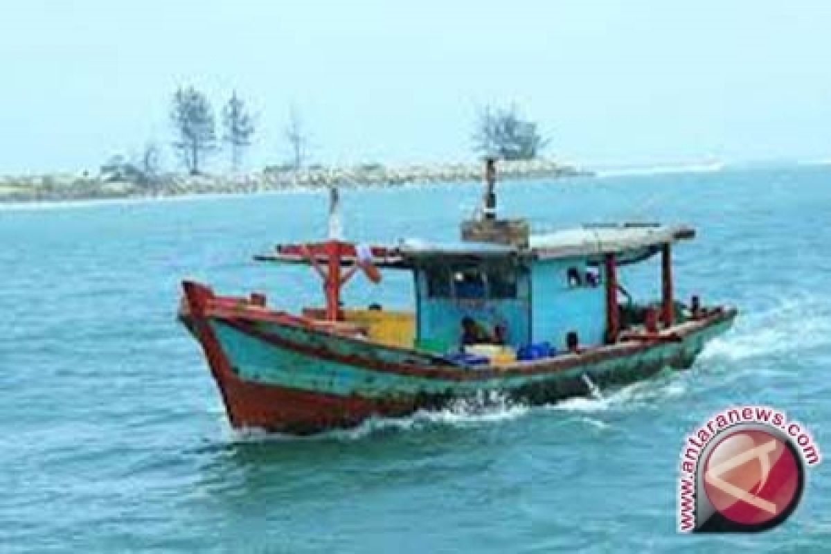 Ratusan nelayan Tanjabtim terima bantuan perahu