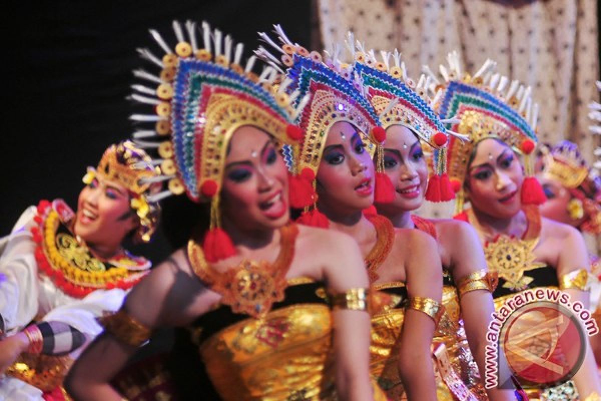 Anak-anak Nusa Lembongan "beradu" Janger massal