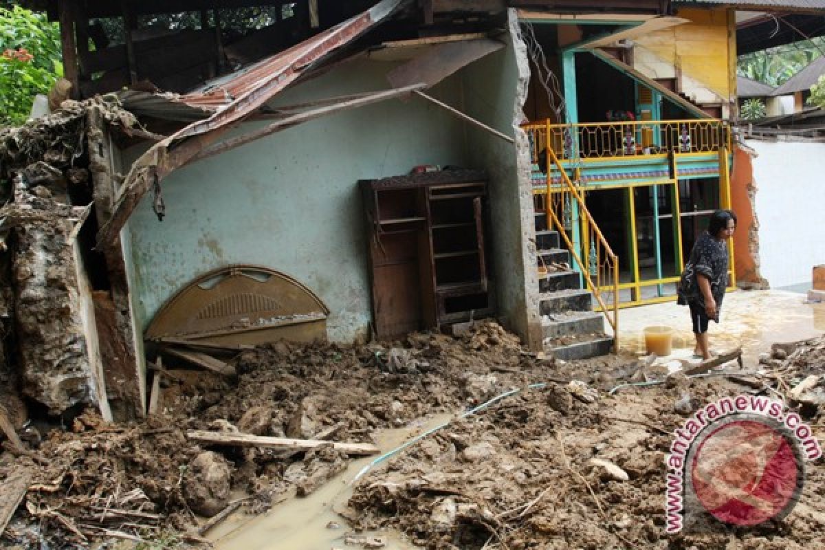 Enam rumah warga Pariaman terancam longsor