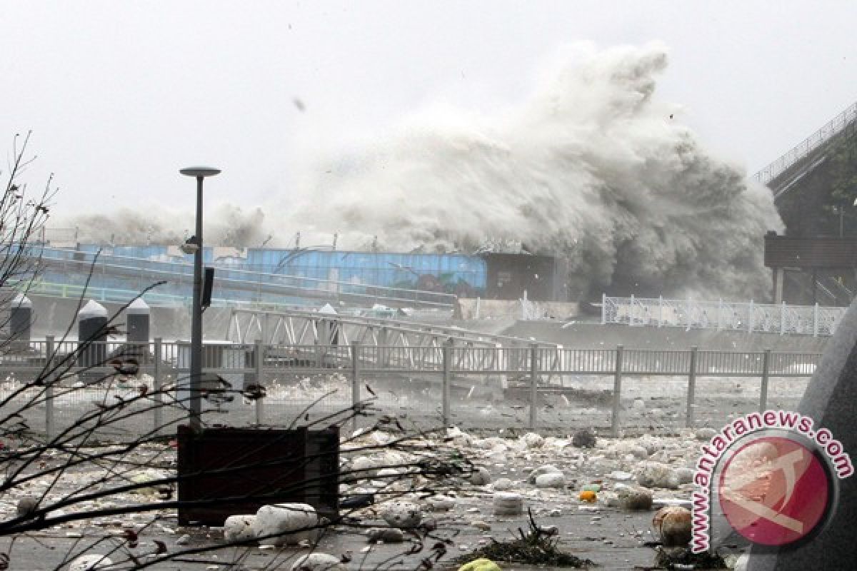 Typhoon approaching Japan's main islands