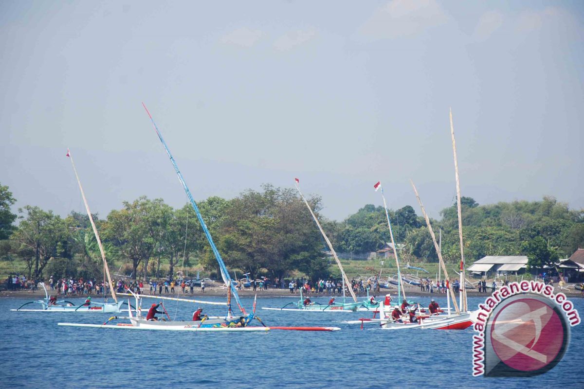 Puluhan Nelayan Ikut Lomba Perahu Layar di Buleleng 