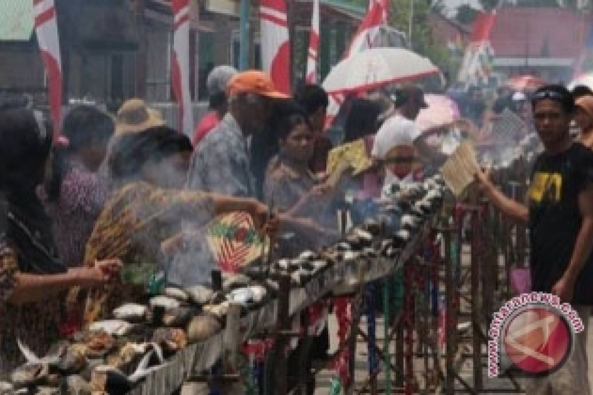 Muara Badak pecahkan rekor bakar ikan terpanjang