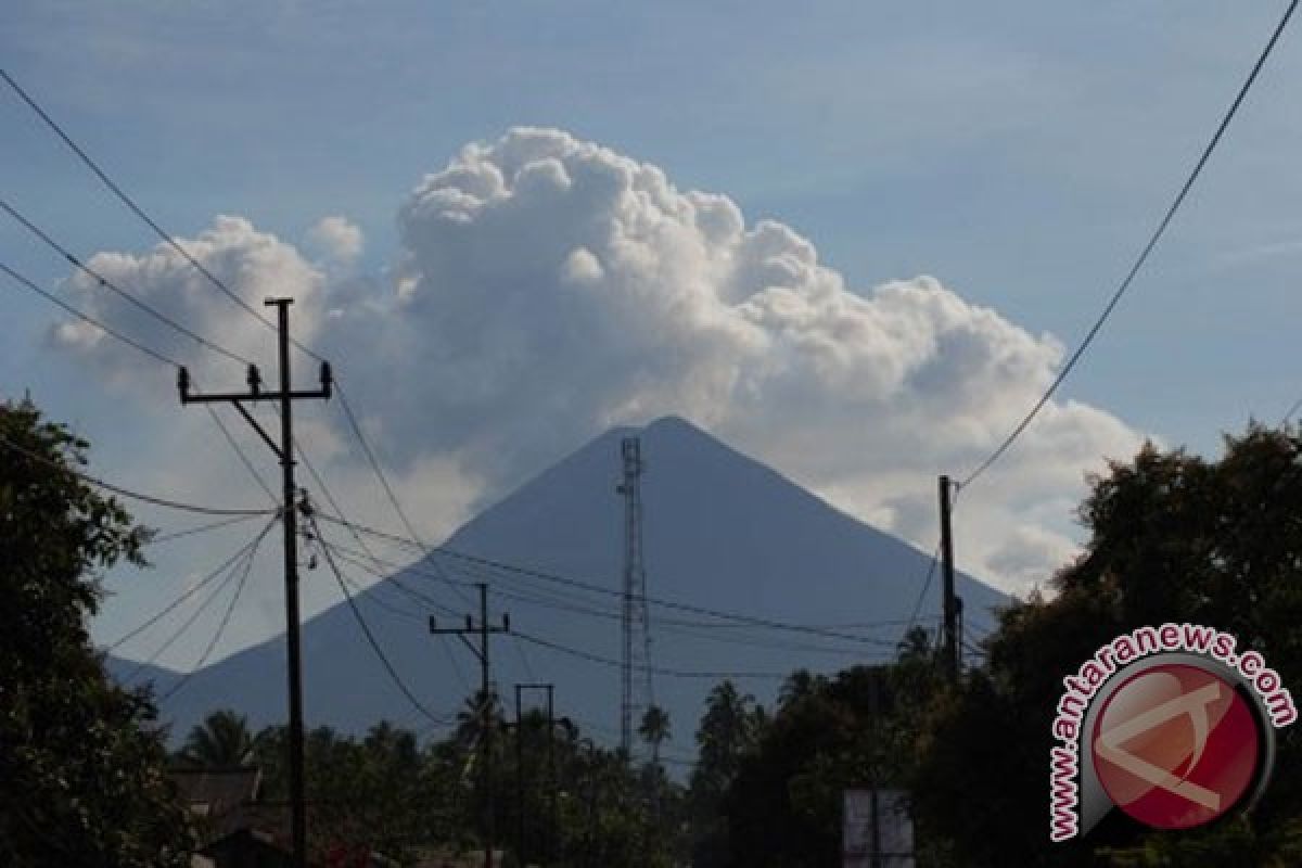 Gunung Soputan status waspada