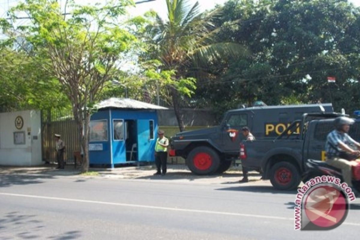 Satu Peleton Polisi Jaga Konsulat AS