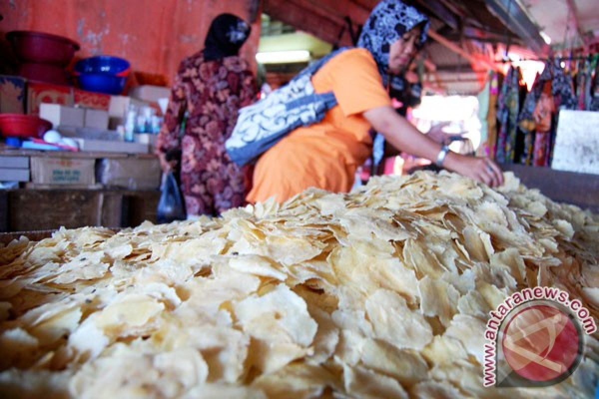 Produsen emping melinjo banjir pesanan memasuki puasa