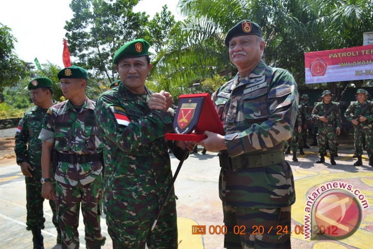 TNI -TDM Saling Tukar Cendera Mata