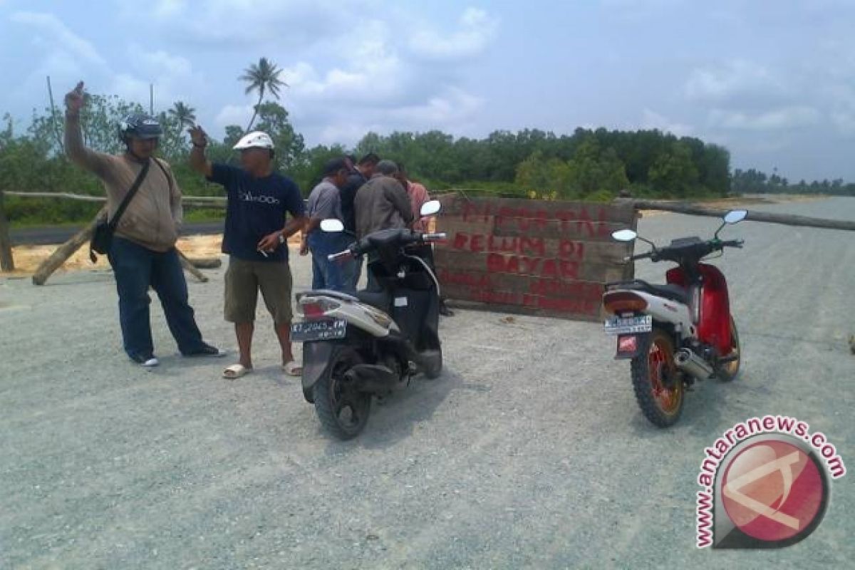 Warga Tutup Jalan Coastal Road 