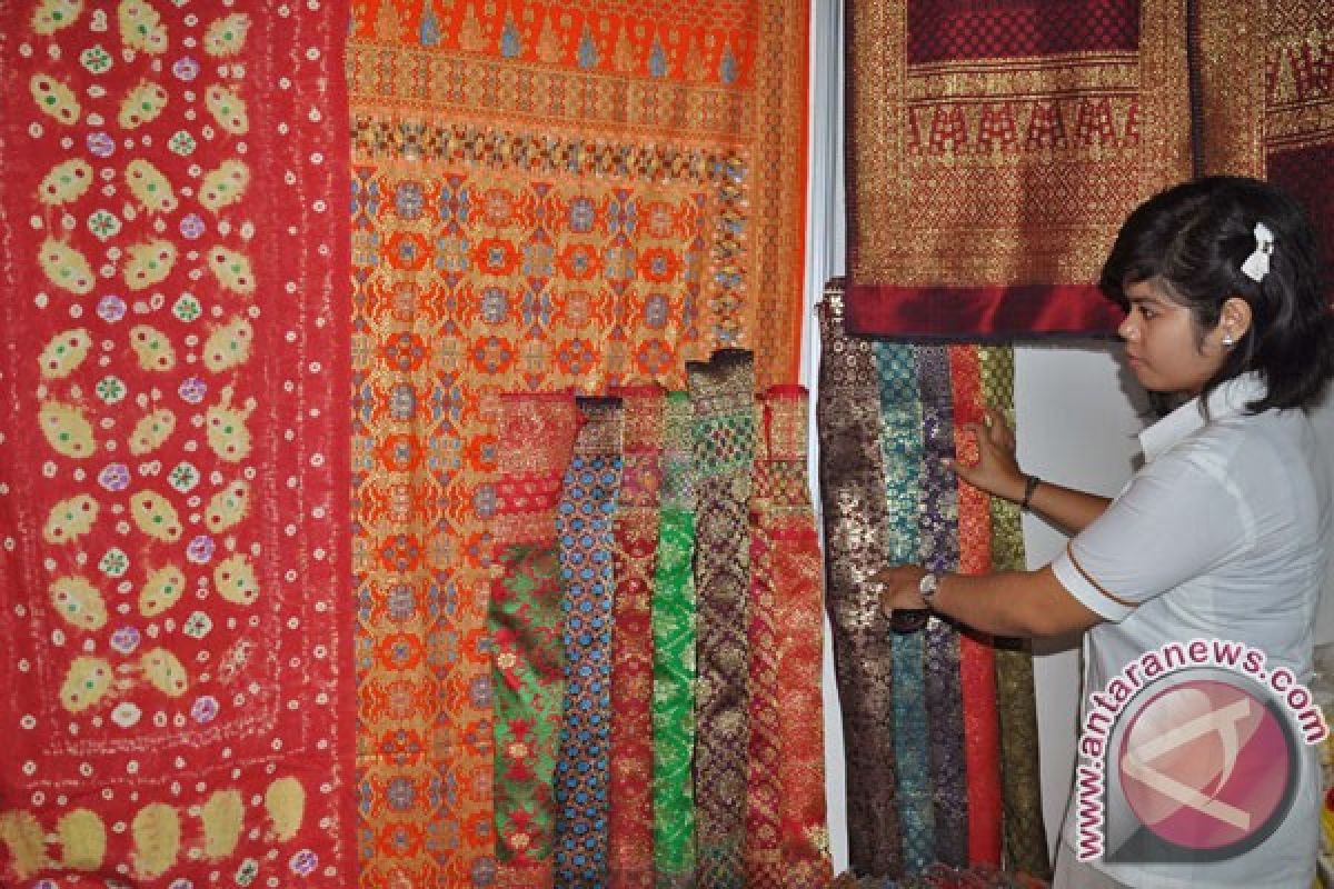 Palembang`s songket traders gear up for influx of foreign tourists
