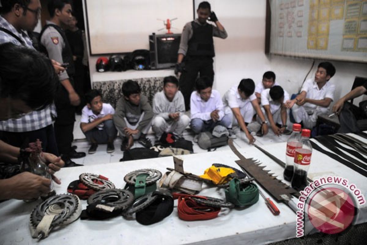 Polisi tangkap 30 pelajar SMP bersenjata tajam 