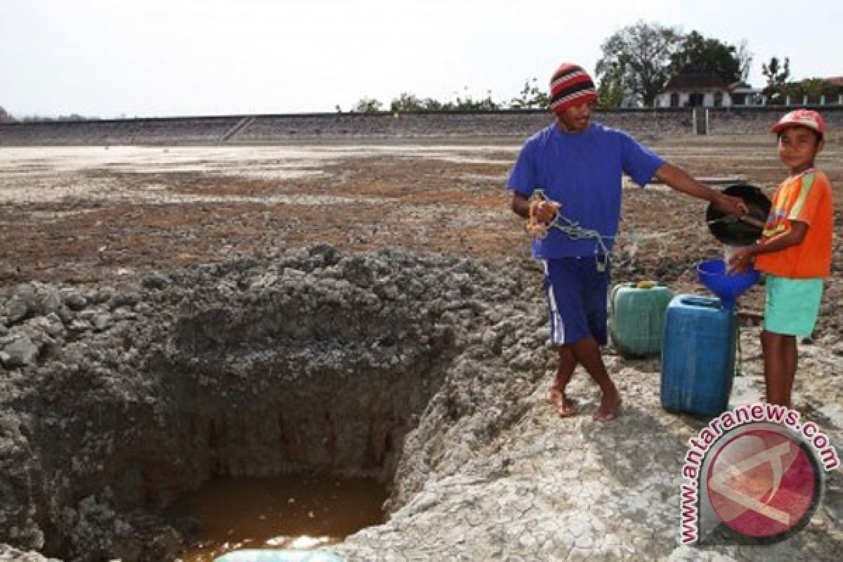 Air hujan dimanfaatkan untuk cadangan selama musim kemarau