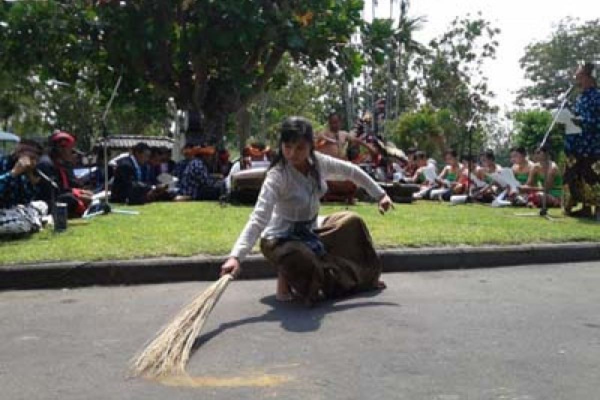 'Jurus Silat Endojoyo' Seniman Petani Lima Gunung