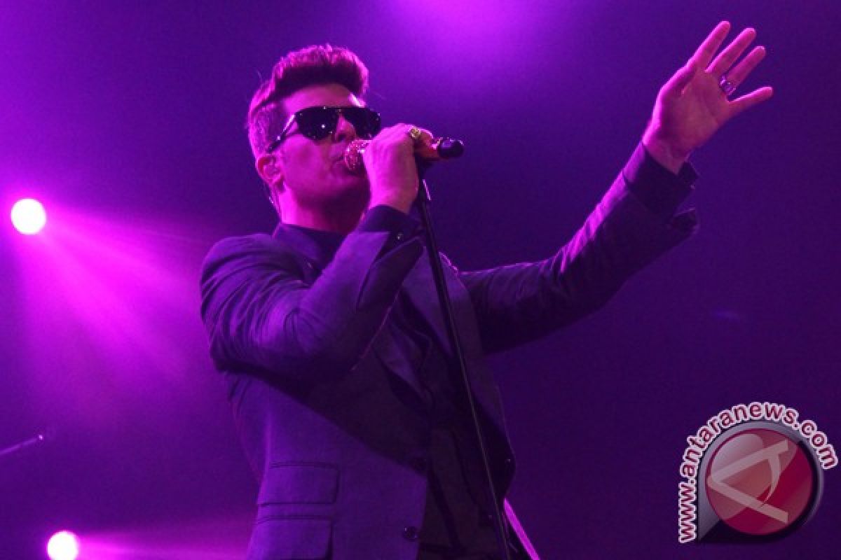 Robin Thicke merajai tangga lagu Inggris selama empat pekan