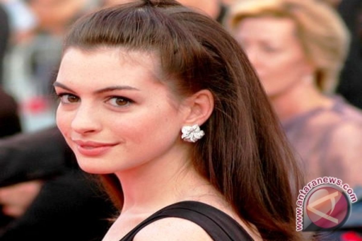 Anne Hathaway Raih Oscar Pertamanya