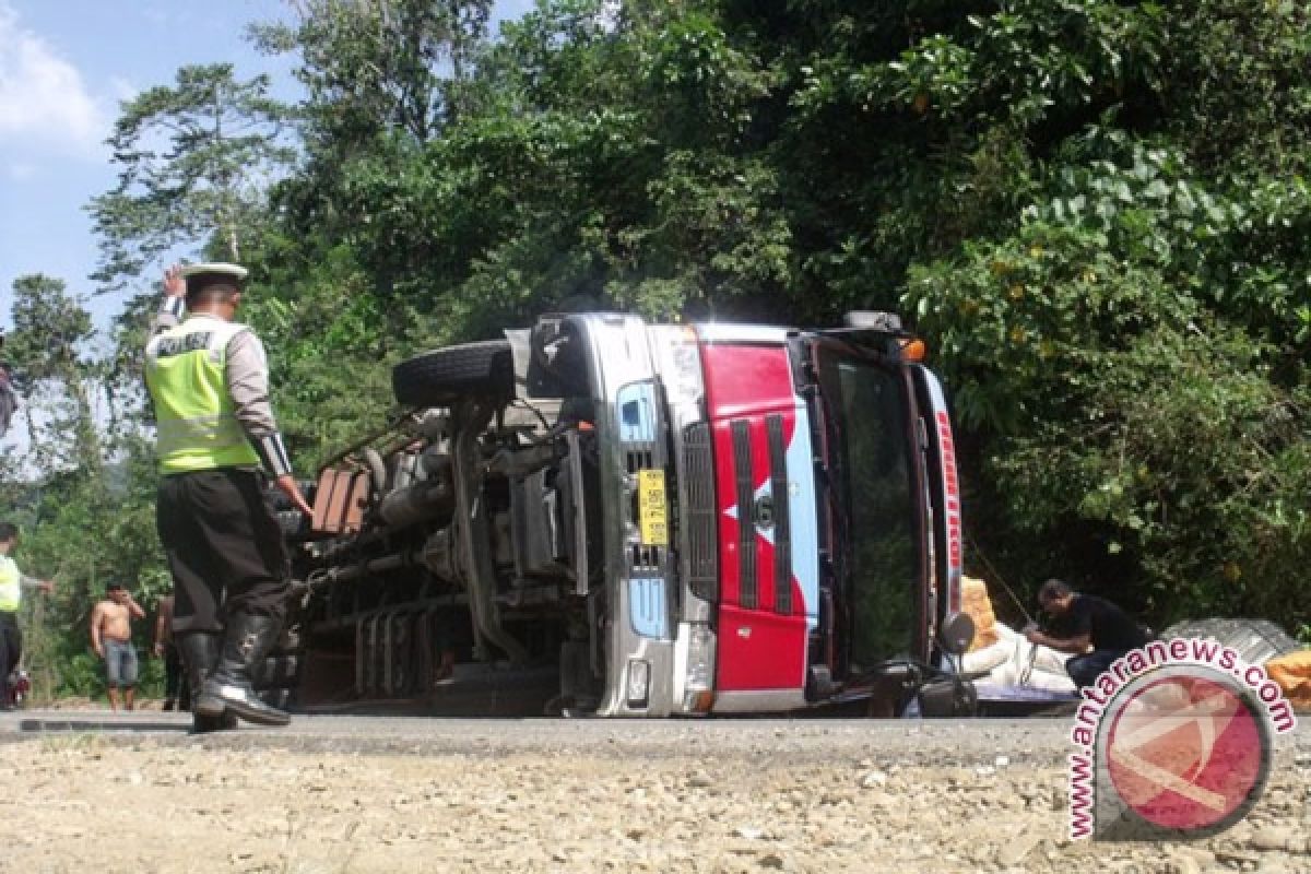 Truk Bermuatan Pakaian Bekas Terbalik