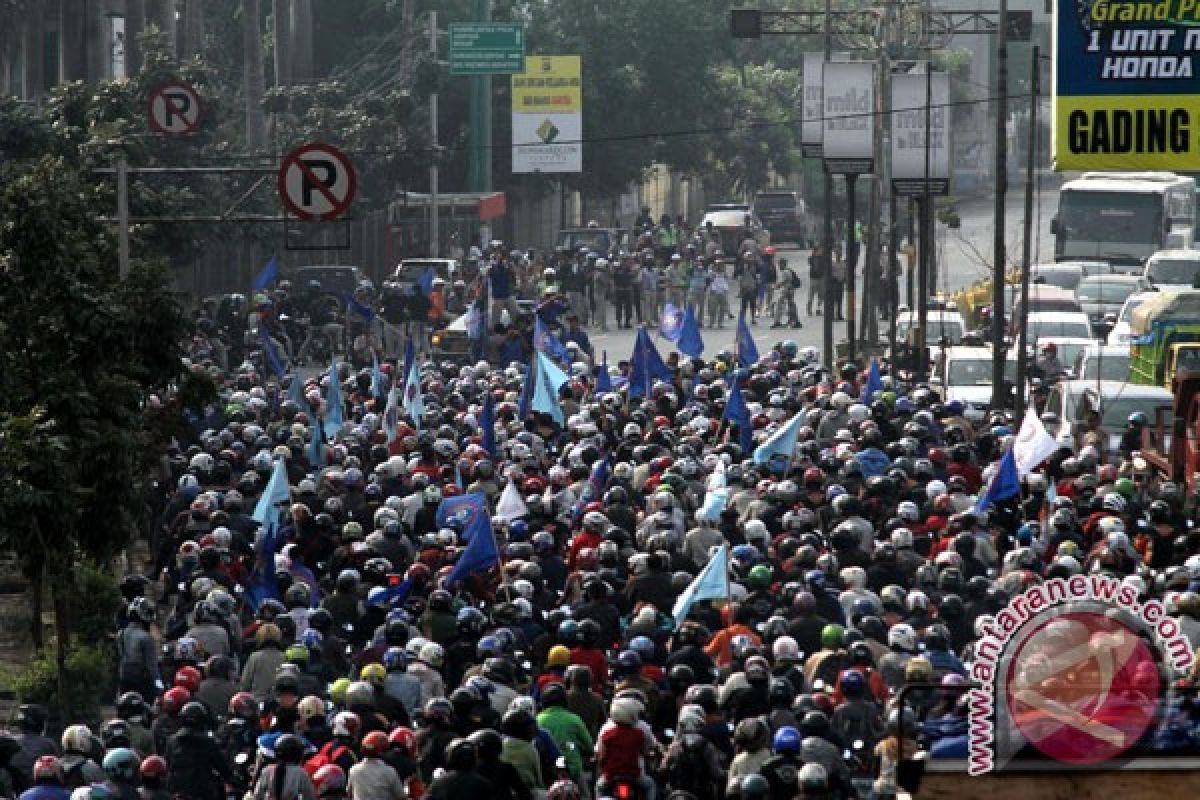Buruh bergerak menuju pusat Pemkot Tangerang