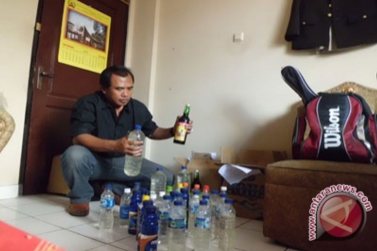 Satpol PP sita puluhan botol minuman keras 