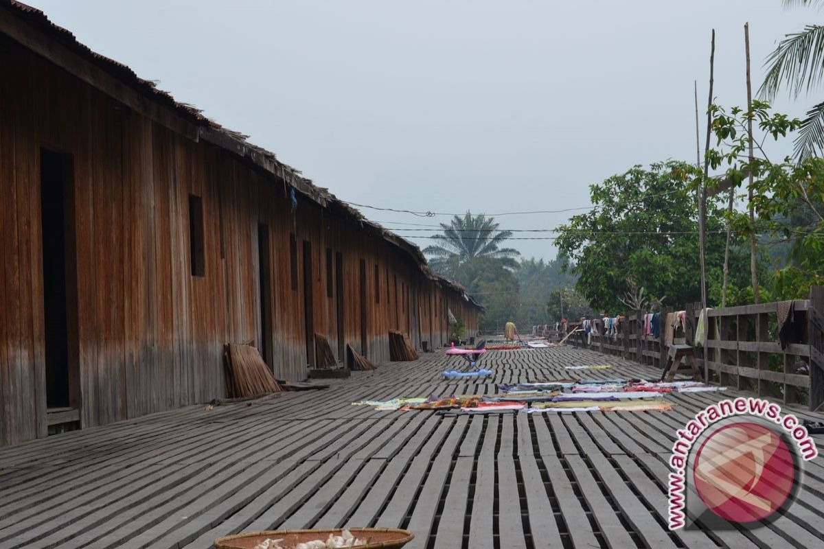 Kalbar Canangkan Sadar Wisata di Rumah Betang